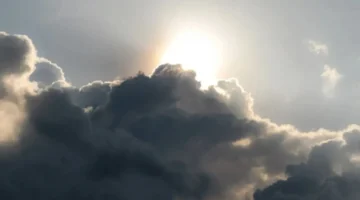 توقعات طقس الثلاثاء تشير إلى أجواء غائمة جزئياً وفرص لهطول أمطار متفرقة